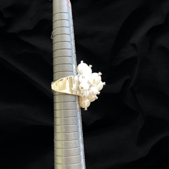 Ring "Cluster of Pearls" with Faux Pearls, Silver Toned Band - Picture 8 of 9